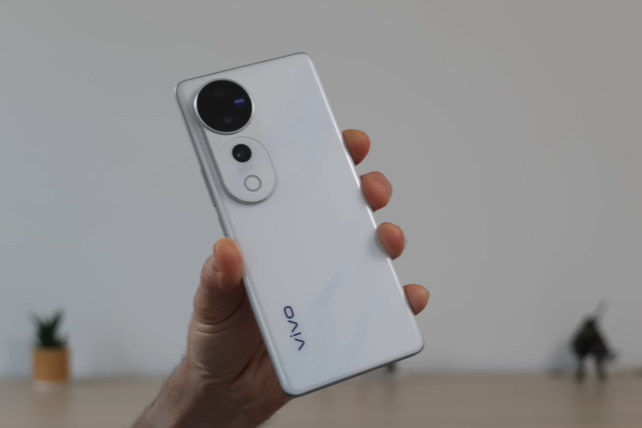 Vivo V40 Pro دسيجن عند بعد قلتي